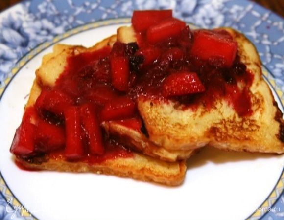 Готовые тосты полить клюквенным соусом.