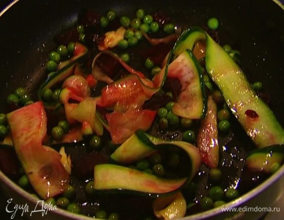 Добавить свеклу и спагетти, перемешать.