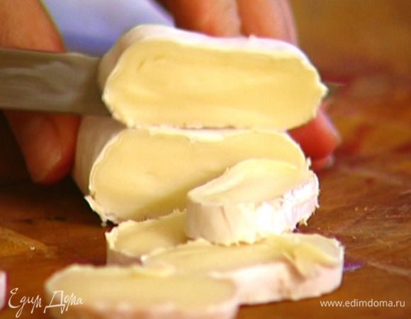 Сыр нарезать кусочками и добавить к спагетти.