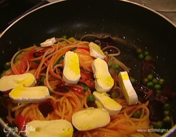 Сбрызнуть оставшимся оливковым маслом, посыпать базиликом и сразу подавать.