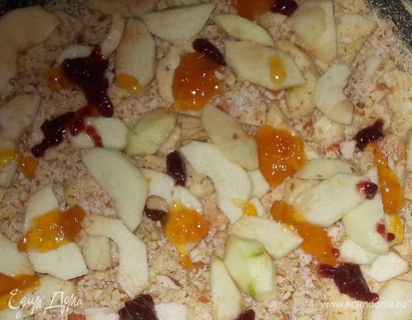 сверху посыпать орехами и миндалём,-я добавила маленькие порции малинового и персикового джема