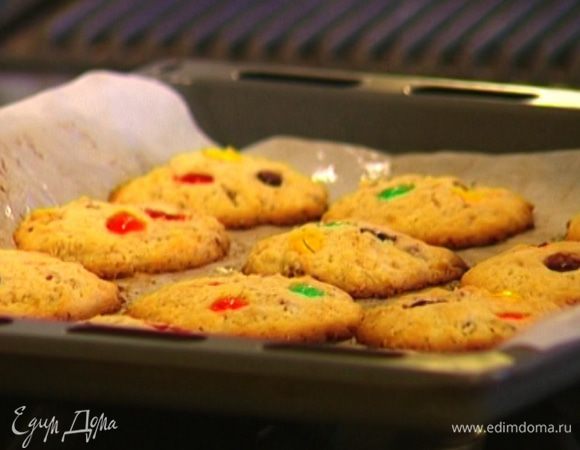 Поставить печенье в разогретую духовку на 10–12 минут.