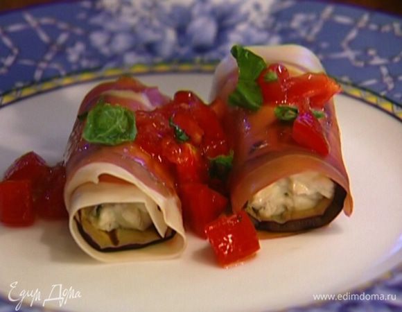 Листья базилика измельчить. Подавать с помидорным соусом и измельченным базиликом.