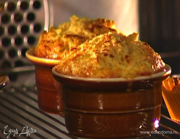 Выпекать маффины в разогретой духовке 35–40 минут.