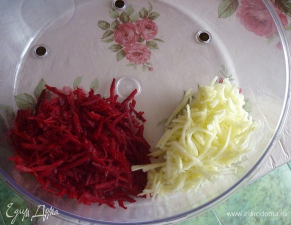 Продолжаю шинковать яблочко.