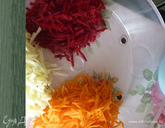 Добавляю такое же колличество сырой морковки.