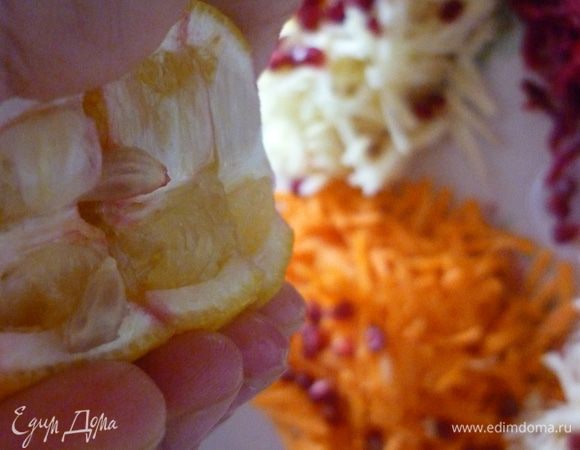 Выжимаю сок половины лимона.