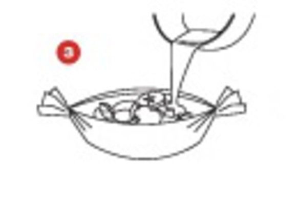 Положите каждое яблоко в кулек SAGA, посыпьте верх мюслями, сбрызните ромом и завяжите кулек кулинарной нитью.