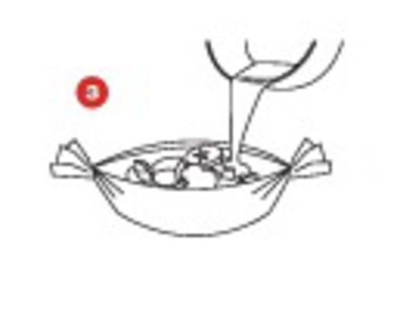 Положите каждое яблоко в кулек SAGA, посыпьте верх мюслями, сбрызните ромом и завяжите кулек кулинарной нитью.