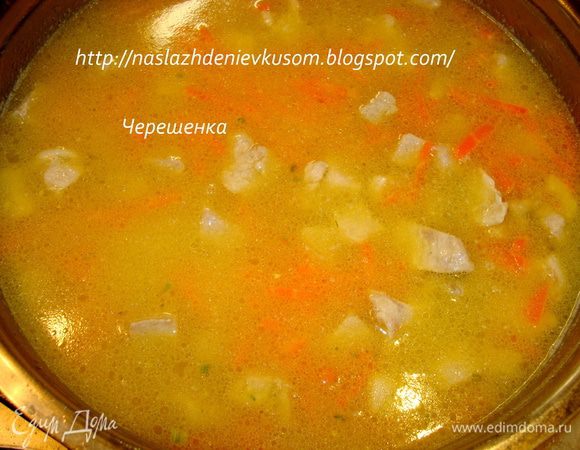 Промытый рис выкладываем к овощам... Берем горячую воду, 600мл, солим ее по вкусу и добавляем в наше мясо с рисом, морковью и луком. Доводим до кипения, закрываем крышкой, ставим огонь на самую минимум и забываем о нашем плове на полчаса… По всем правилам плов ни в коем случае мешать нельзя, но тут я от правил отхожу (да простят меня мои друзья-технологи) и в тот момент, когда наливаю в сковороду (чугунок) воду, я все таки все перемешиваю, пробую на вкус и при необходимости добавляю соль и перец… Не забудьте, что рис и мясо возьмут в себя немного соли, так что посолить можно чуть-чуть сильнее, чем нужно, но смотрите не переусердствуйте;))) Как говорится : «Недосол не столе…..»