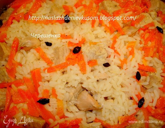 После того, как 30 минут прошли, барбирис и чеснок просто втыкаем в рис, при том чеснок отрезанной частью вниз… Огонь не выключаем…