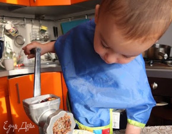 Перемалываем в блендере или через мясорубку грецкий орех и финики. Можно добавить немного изюма.