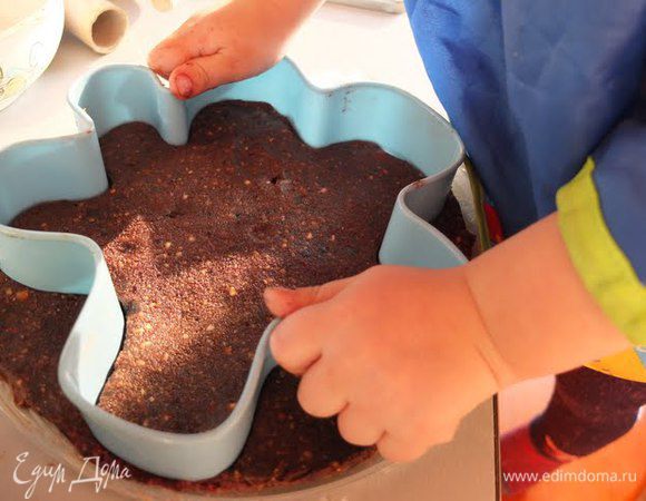 Добавляем в массу какао-порошо или Кэроб и немного воды. Перемешиваем до однородной шоколадной массы. Разделочную доску прокладываем пищевой пленкой. Шоколадно+финиковую массу выкладываем толщиной сантиметра в 1,5 см. Придаем желаемую форму.