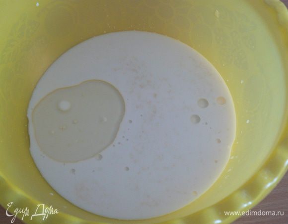 смешала дрожжи с теплой  водой.дать постоять.
добавила масло и все остальное.