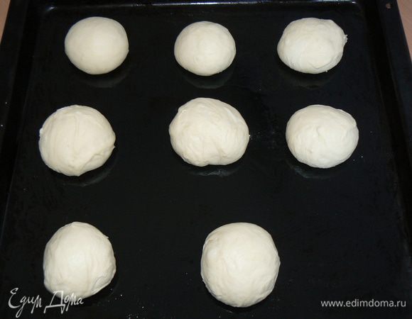 Готовое тесто выложите , разделите на 8-9 булочек.Осторожно сформируйте ладонями шары, положите их на противень, накройте и дайте увеличиться в два раза в течение часа