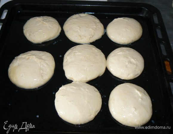 Осторожно смажьте верх и боковины смесью яйца и молока. 
 Выпекайте 25-28 минут. 
