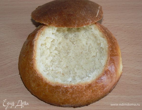  острым ножом срежьте верхушку булочки, выньте мякоть .
В такой чашке можно подать густой суп и или рагу - и съесть их вместе с чашкой