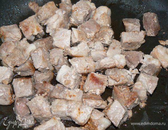 Нарезать мясо на небольшие кусочки.
Обжарить  на растительном масле в   до образования румяной корочки. Приправить солью,перцем .



