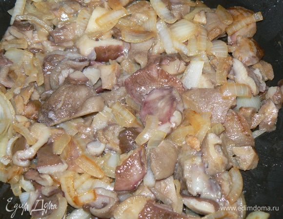 Мелко нарезать лук,грибы ,обжарить .