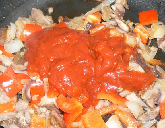 Добавить к грибам с луком, помидоры Pomito.