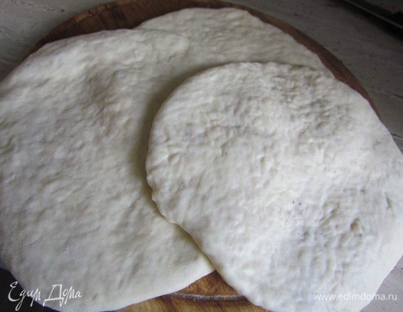 Из указанных ингредиентов получится 7-8 хачапури.
Разделить тесто на равные шарики (7-8 штук).
Раскатываем на присыпанном мукой столе лепешки толщиной 0,5 см. В центр укладываем начинку. СОбираем края к центру, защипываем их, переворачиваем швом вниз и аккуратно раскатываем в круглую лепешку толщиной около 1 см (ориентируйтесь на размер вашей сковороды).