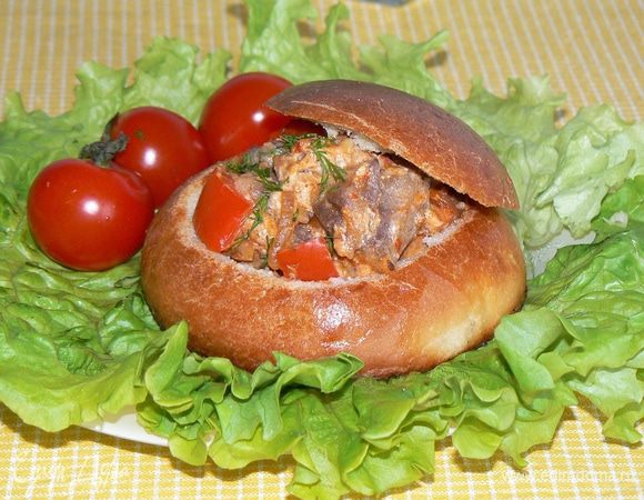 Переложить начинку в хлеб поставить в духовку на 10 минут при 200 градусов.Сразу подавать к столу.
