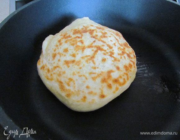 Жарим на средне-разогретой и СУХОЙ сковороде под крышкой по 3-5 минут с каждой стороны. Готовые хачапури обильно смазываем растопленным сливочным маслом и складываем стопочкой.