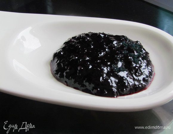 Для соуса измельчить чеснок и кинзу, добавить к черносмородиновому варенью. Добавить хмели-сунели и перемешать. Поверьте - это идеальный соус, просто пальчики оближешь :) Соус намазывать на хачапури или макать в него! Приятного аппетита - это что-то..