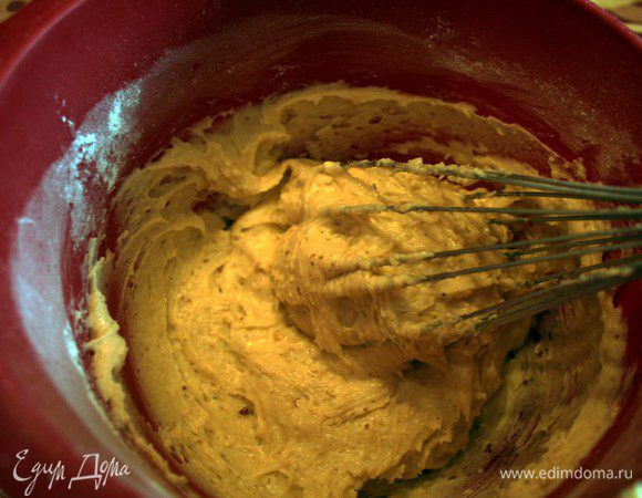 Кефир смешиваем с сахаром, добавляем размягченное масло, соду, разрыхлитель, ванилин и муку.