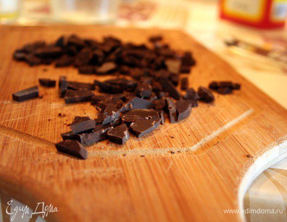 Орехи и хлопья перемалываем в крошку и добавляем в тесто. Шоколад тоже измельчаем и добавляем туда же.
Включаем духовку и разогреваем ее до 200 градусов. (у меня духовка с низким темпераментом, возможно вам будет достаточно и 180 градусов)
