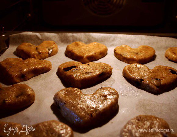 Тесто получится мягким. Формируем сердечки. Я формировала руками, смазанными в растительном масле. Если тесто лепке не поддается совсем, не спешите добавлять муку, попробуйте на полчасика отправить его в холодильник.
Выкладываем печенюшки на противень с пергаментом и выпекаем минут 30-35. (вам возможно нужно будет меньше времени, зависит от духовки и от размера печенек)
