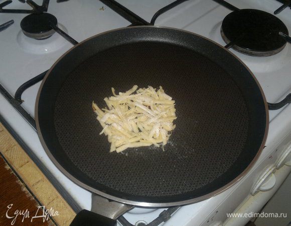 Натереть сыр на крупную терку. Смешать с мукой. На разогретую сковородку выкладываем ложку сыра, одним слоем (смотрим на фото)
