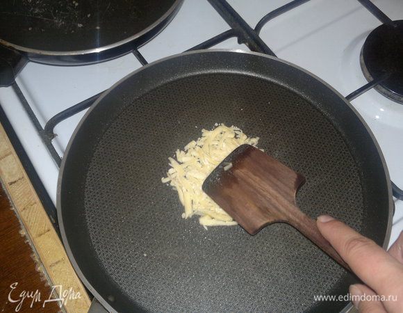 Немного помогаем лопаточкой, чтоб сыр равномерно растаял 