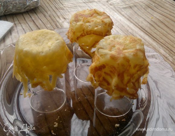 На середину блинчика прикладываем стопочку и переворачиваем сковородку. Если мало муки – блин может сразу не отстать, тогда придется помочь, но форма потеряется, придется помогать пальцами облепить стопочку. Чем больше муки – тем румянее корзиночки, но не переусердствуйте, чтоб привкус муки не мешал.