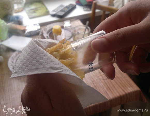 Даем возможность сыру остыть. Лучше пусть подольше посидит на стопочке, а то может форму потерять. Снимаем проворачивая стопочку и придерживая корзиночку.