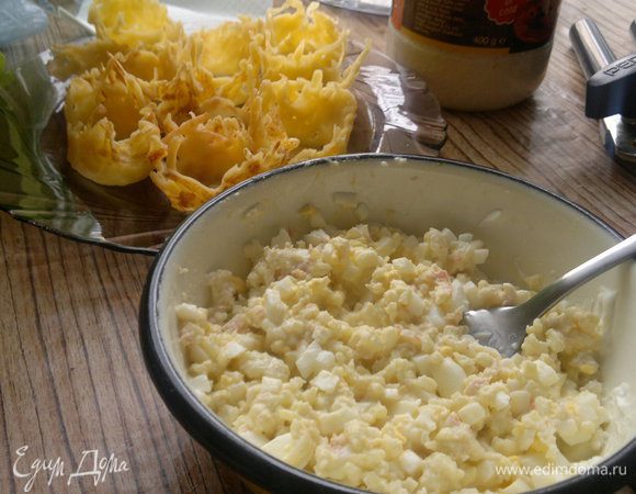 Готовим начинку, подсаливаем с учетом того что сыр соленый. Мне нравится с мясом криля, но думаю что можно любую, главное не очень жидкую.  