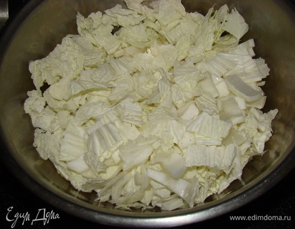 Нарезаем капусту.