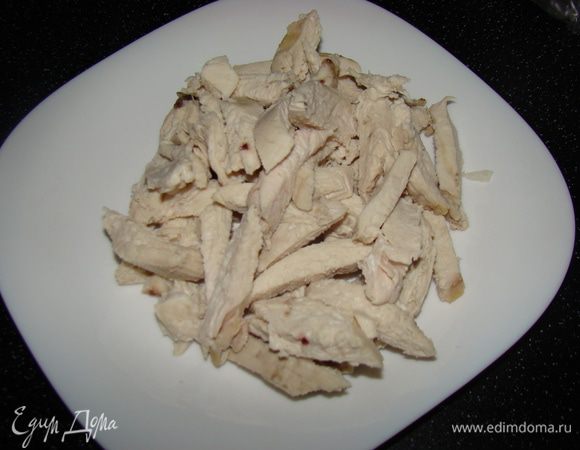 Соломкой нарезаем отваренное куриное филе