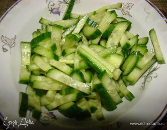 Огурец также нарезаем соломкой