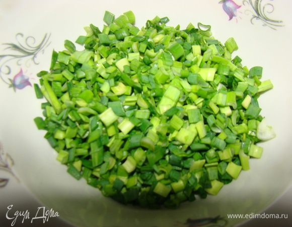 Мелко нарезаем зелёный лук.