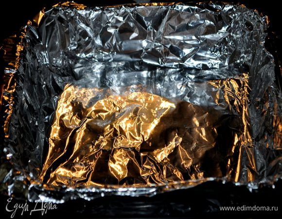 Квадратную форму обернуть фольгой и сбрызнуть масляным спреем или смазать слив. маслом.