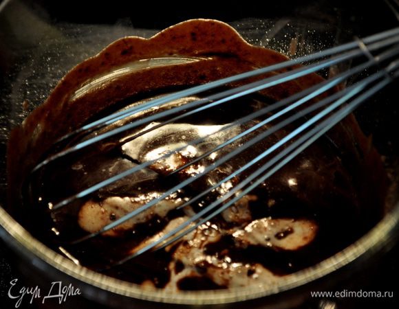 В микроволновой посуде масло растопить на high режиме,1 мин. или 1 1/2 мин., чтоб оно полностью растопилось. Добавить какао сухое, корич. сахар и молоко. Поставить вновь в микроволновку на это же время 1 мин. или 1 1/2 мин. Перемешать все один раз. Поставить обратно на 30 сек. Добавить  сахар. пудру, ванилин. Перемешать до мягкого состояния.