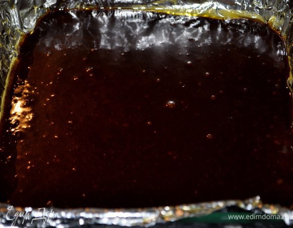 Вылить все в приготовленную форму.