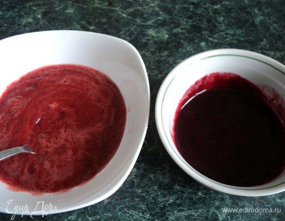 Клубнику и ежевику разморозить, по отдельности прокипятить 1-2 мин и протереть через сито. Желатин залить 60гр воды, дать набухнуть и распустить на водяной бане.