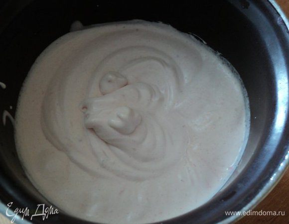 Сливки взбить с йогуртом и сахаром до увеличения массы в 2 раза и загустения. Разделить взбитые сливки на 3 части.