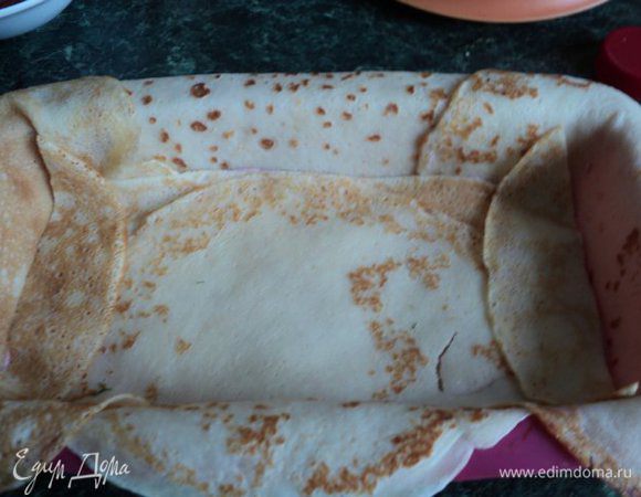 Дно и бока формы для выпечки  10х20см ( у меня силиконовая) выстелить блинчиками, так чтобы блинчики с боков свисали.