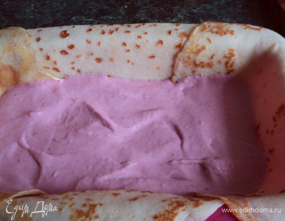 В одну часть взбитых сливок добавить ежевичное желе и 1/3 распущенного желатина, взбить миксером до однородной массы. Вылить на дно формы, разровнять,