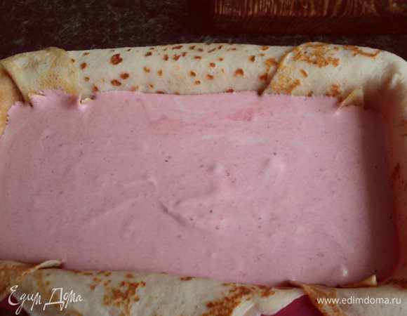 Накрыть слоем блинчиков. Поставить в морозилку на 5мин для загустения массы.
Во вторую честь сливок добавить клубничное желе и 1/ 3 распущенного желатина. Вылить в форму, разровнять, накрыть блинчиками и снова в морозилку на 5 мин.
