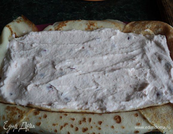 В третью часть взбитых сливок добавить оставшийся желатин и ягода красной смородины, размешать и вылить в форму третьим слоем.                                                      