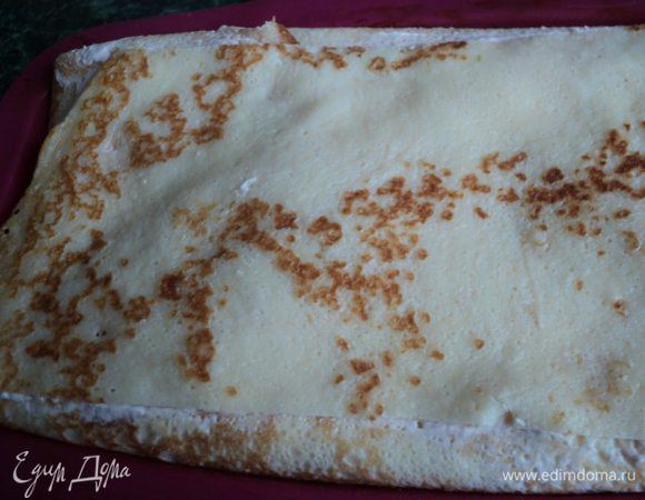 Накрыть свисающими краями блинчиков и сверху еще одним блинчиком, смазав его остатками суфле. Поставить террин в холодильник на 2-3 часа для застывания.